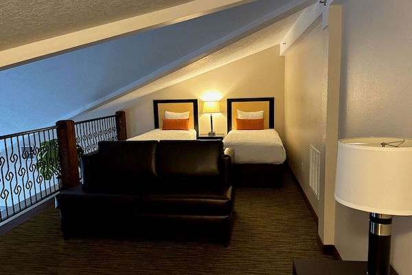 Suíte, várias camas, para não fumantes, cozinha americana | Roupas de cama antialérgicas, escrivaninha