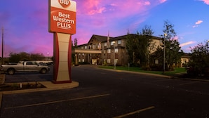 A Best Western Plus sign with a building in the background. - Best Western Plus Landmark Hotel (Roosevelt)