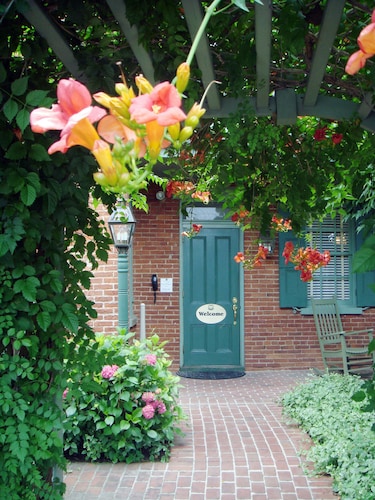 Bird In Hand Village Inn & Suites