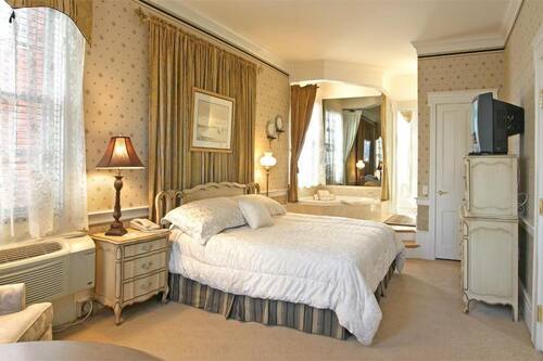 Suite, 1 King Bed with Sofa bed