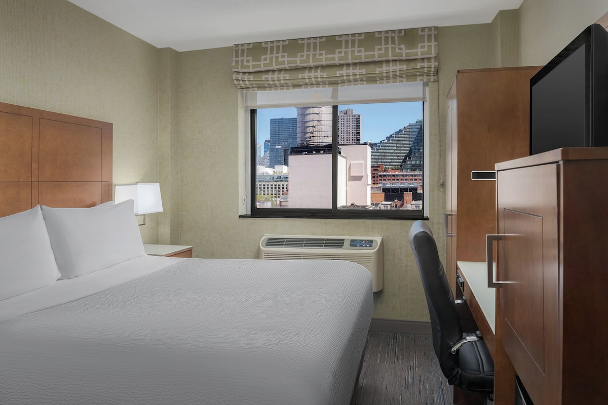 Standard Room, 1 King Bed, City View