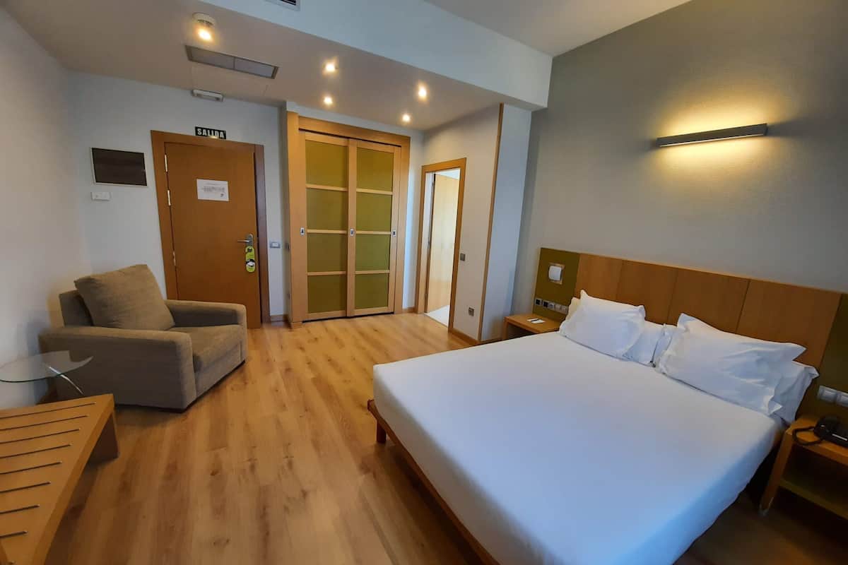 superior double room | minibar, in-room safe, desk, laptop workspace