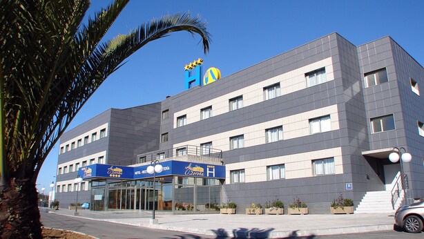 A hotel with a modern design, featuring a flat roof and multiple windows. - La Boroña (Gijon)