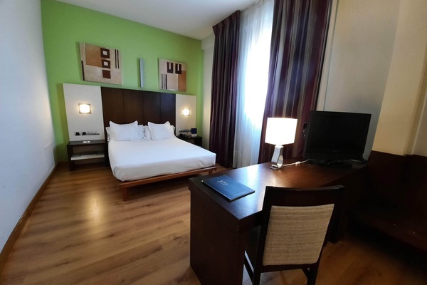 Minibar, caja de seguridad en la habitación y escritorio