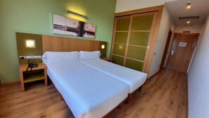 Minibar, in-room safe, desk, laptop workspace - La Boroña (Gijon)