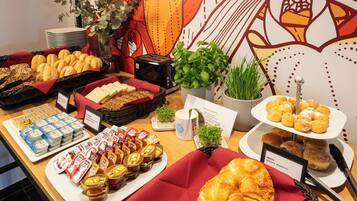 Desayuno buffet (EUR 14.50 por persona)