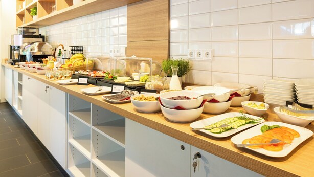 Een buffet met verschillende gerechten en bestek.