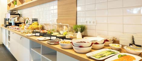 Frukostbuffé varje dag (EUR 11.95 per person)