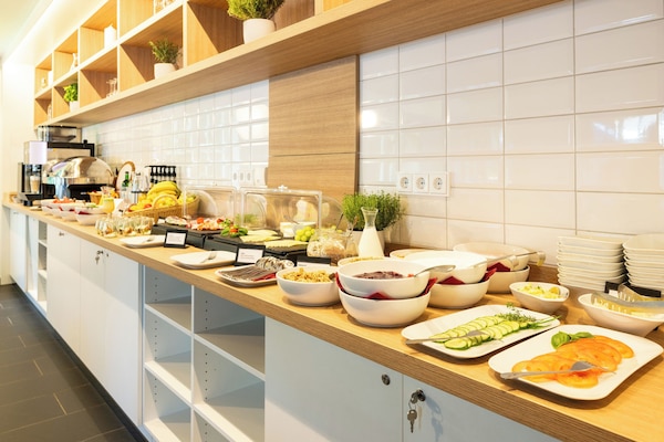 Se ofrece un desayuno bufé (11.95 EUR por persona)
