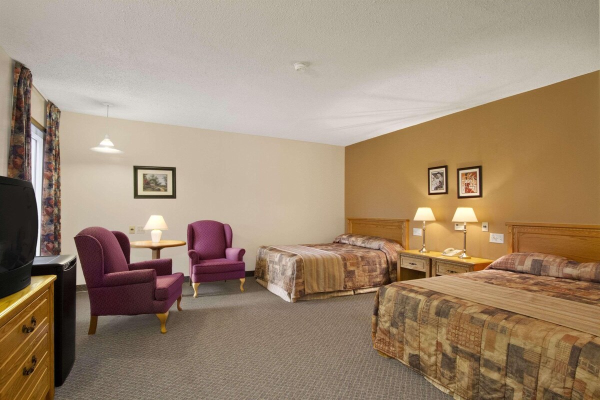 Desk, free WiFi, alarm clocks, bed sheets