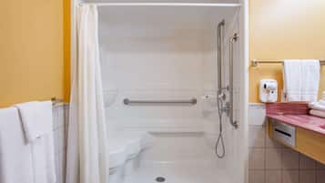 Chambre Deluxe, 2 grands lits, accessible aux personnes à mobilité réduite, non-fumeurs | Salle de bain | Ensemble douche/baignoire, baignoire relaxante profonde