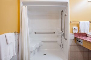 Quarto luxo, 2 camas Queen, acessível, para não fumantes | Banheiro | Chuveiro/banheira combinados, banheira de imersão