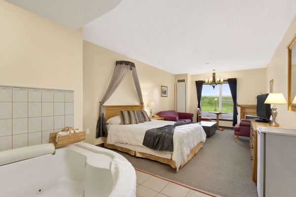 Deluxe Suite, 1 King Bed, Jetted Tub | Desk, WiFi (free), alarm clocks, bed sheets