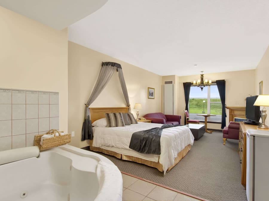 Deluxe Suite, 1 King Bed, Jetted Tub | Desk, free WiFi, bed sheets, alarm clocks
