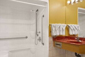 Combined shower/bathtub, deep-soaking bathtub, free toiletries - Knights Inn Woodstock (Jacksonville)