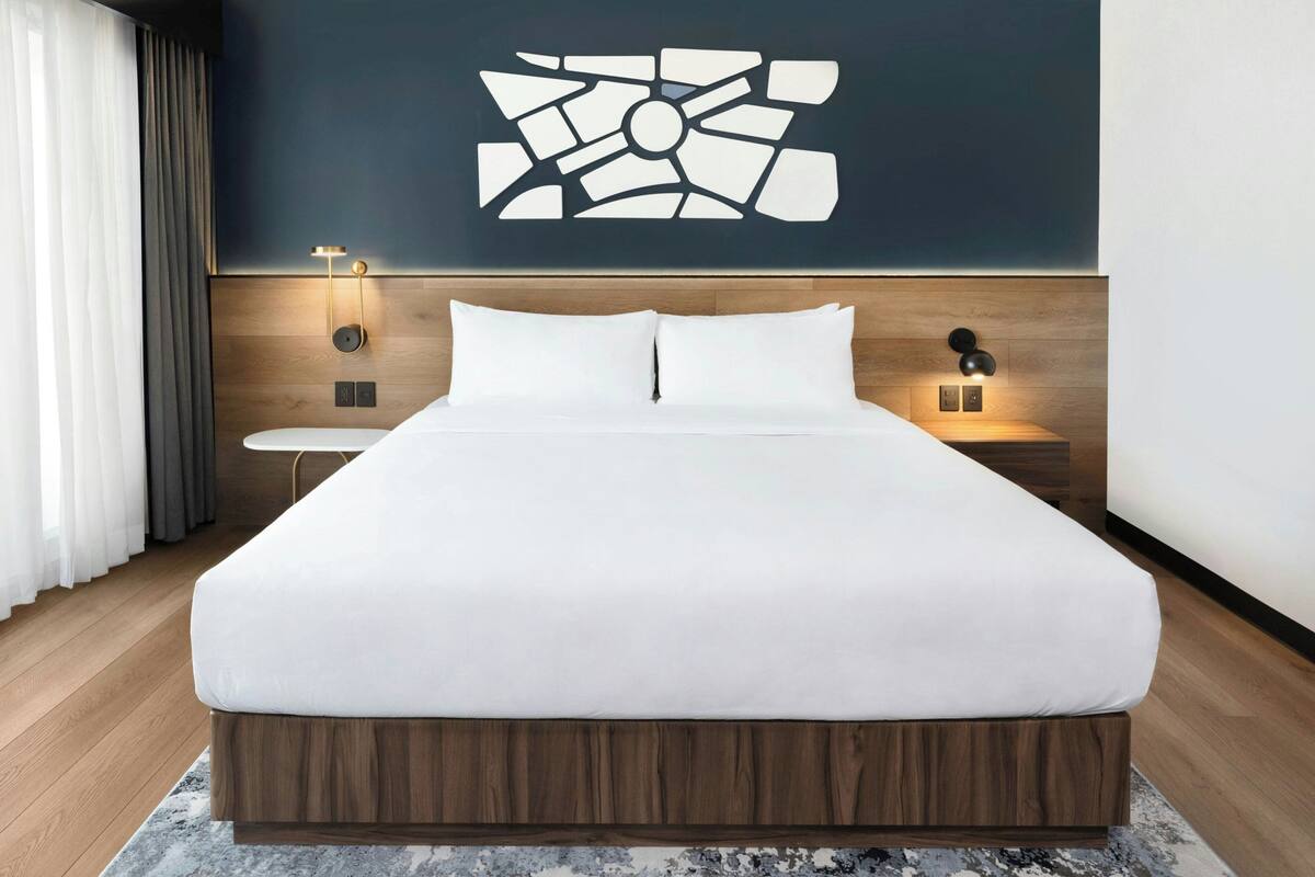 Bộ đồ giường cao cấp, minibar, két bảo mật tại phòng, bàn 
