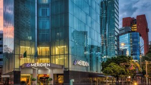 Een modern hotel met een glazen gevel, 