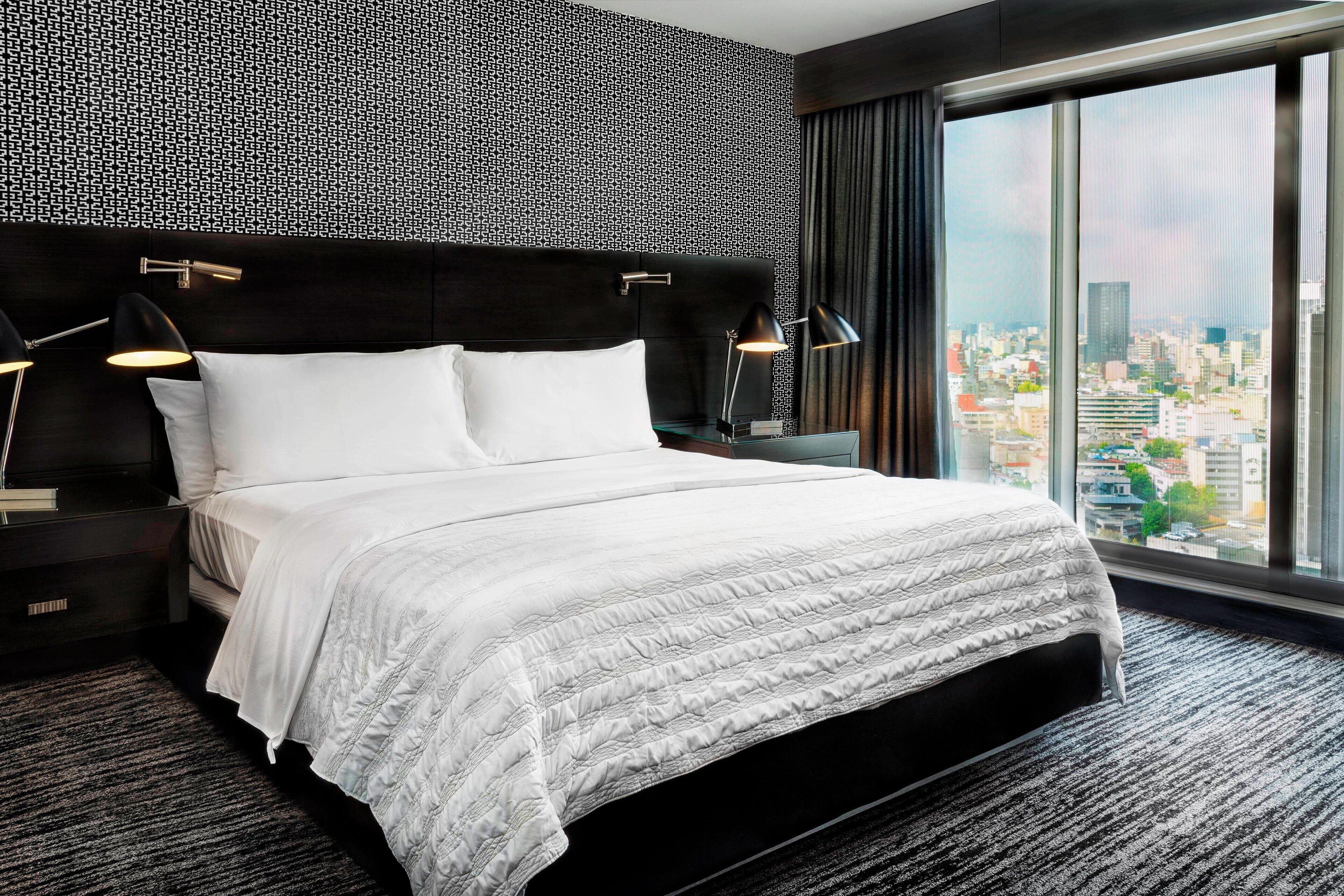 Suíte premium, 1 cama King e sofá-cama, vista para a cidade | Roupas de cama premium, frigobar, cofres nos quartos, escrivaninha