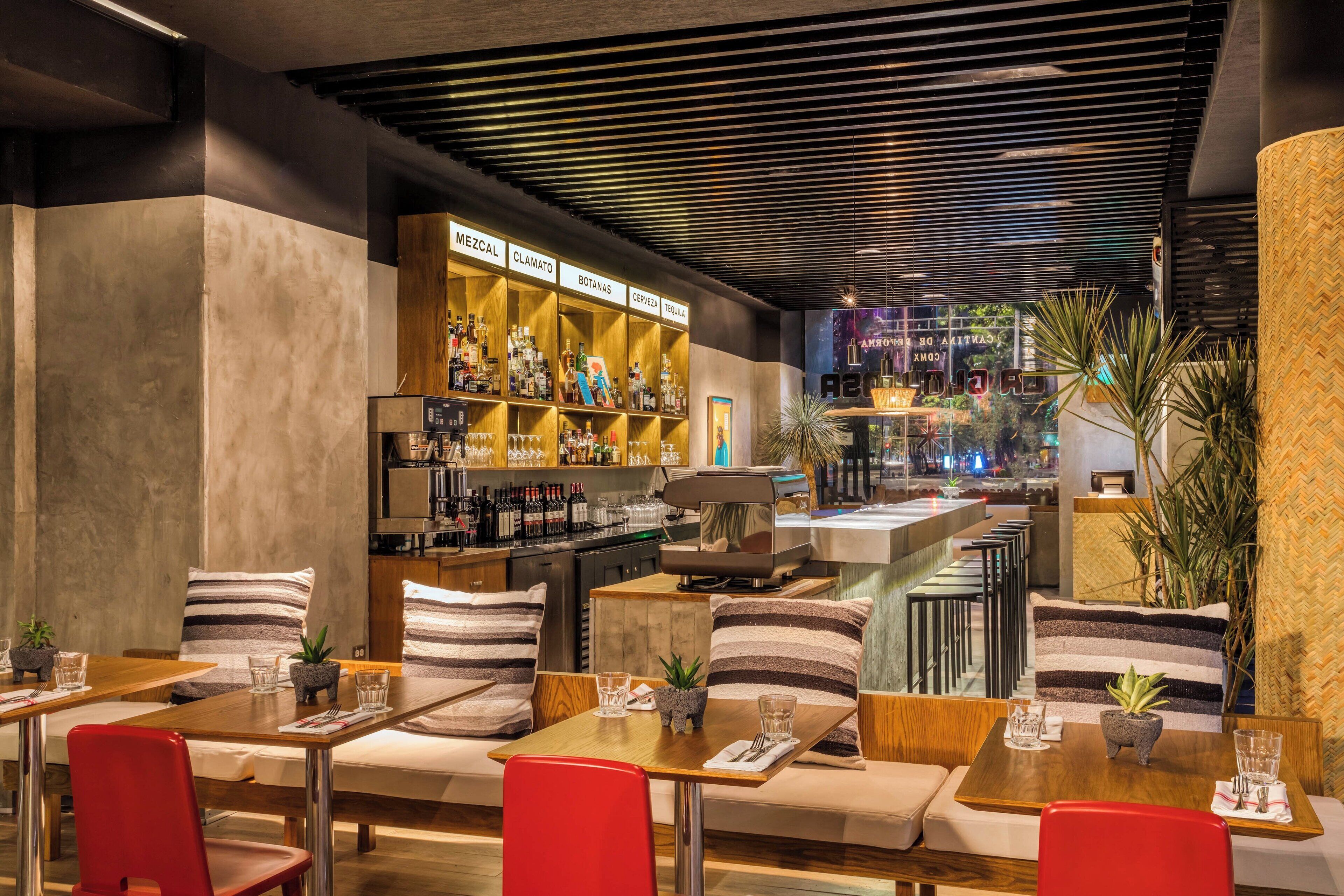 حيث تُقدم وجبات الإفطار، الغداء، العشاء، الاطباق المكسيكية