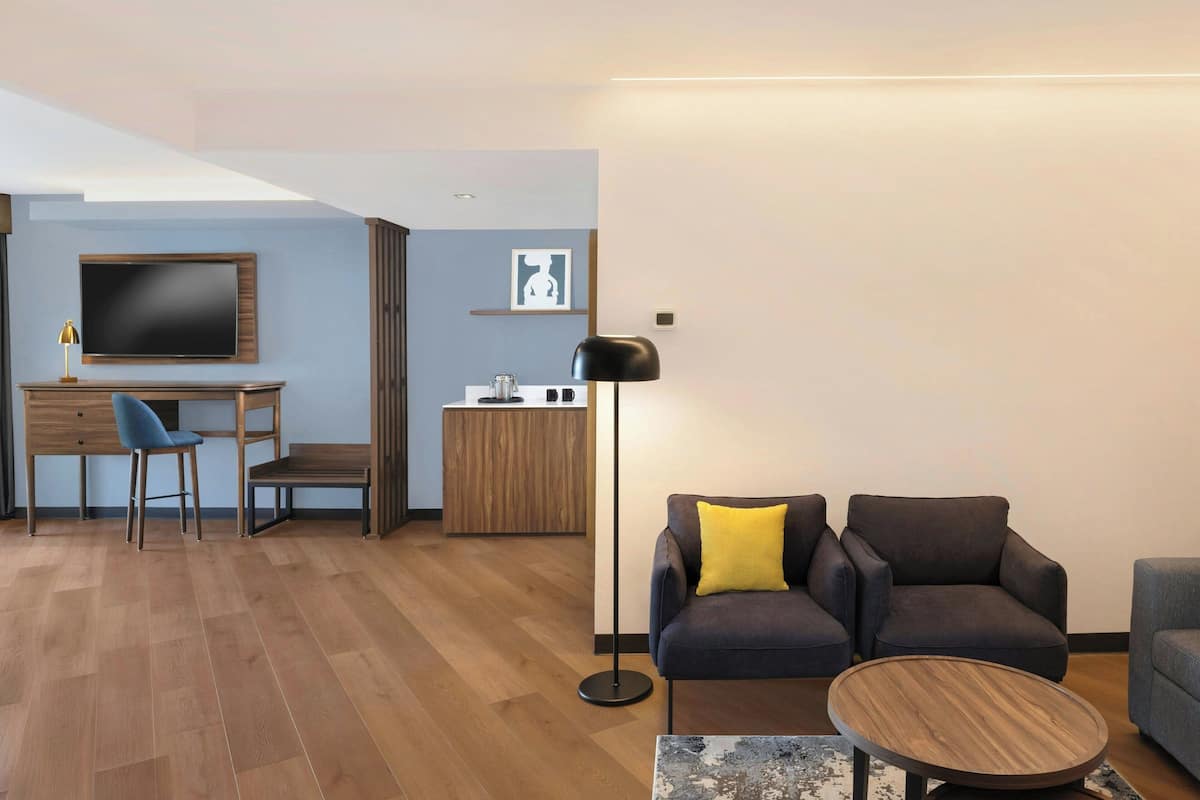 Phòng Suite Superior, 2 giường đôi, quang cảnh thành phố | Bộ đồ giường cao cấp, minibar, két bảo mật tại phòng, bàn 