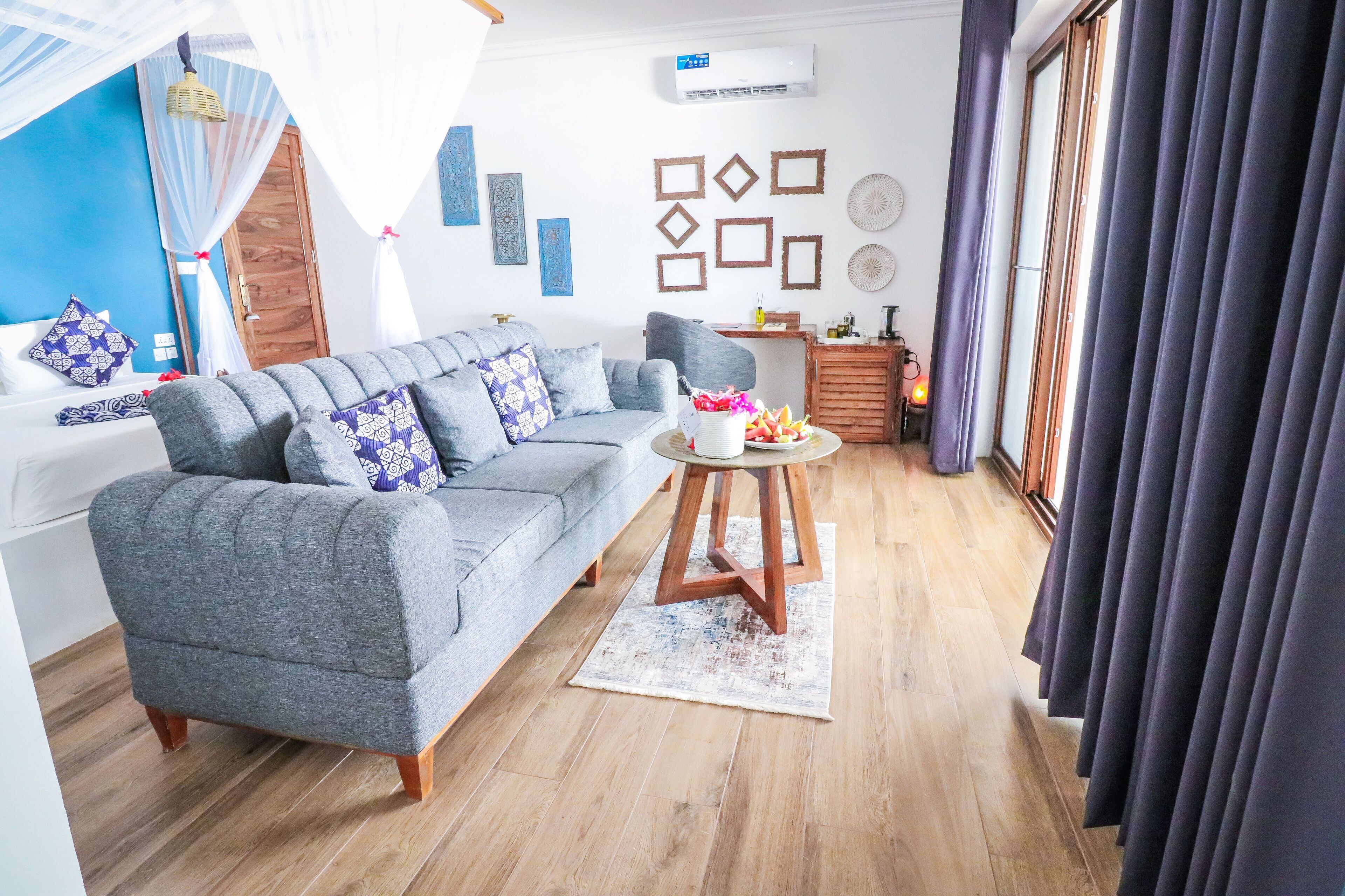 deluxe room | living area