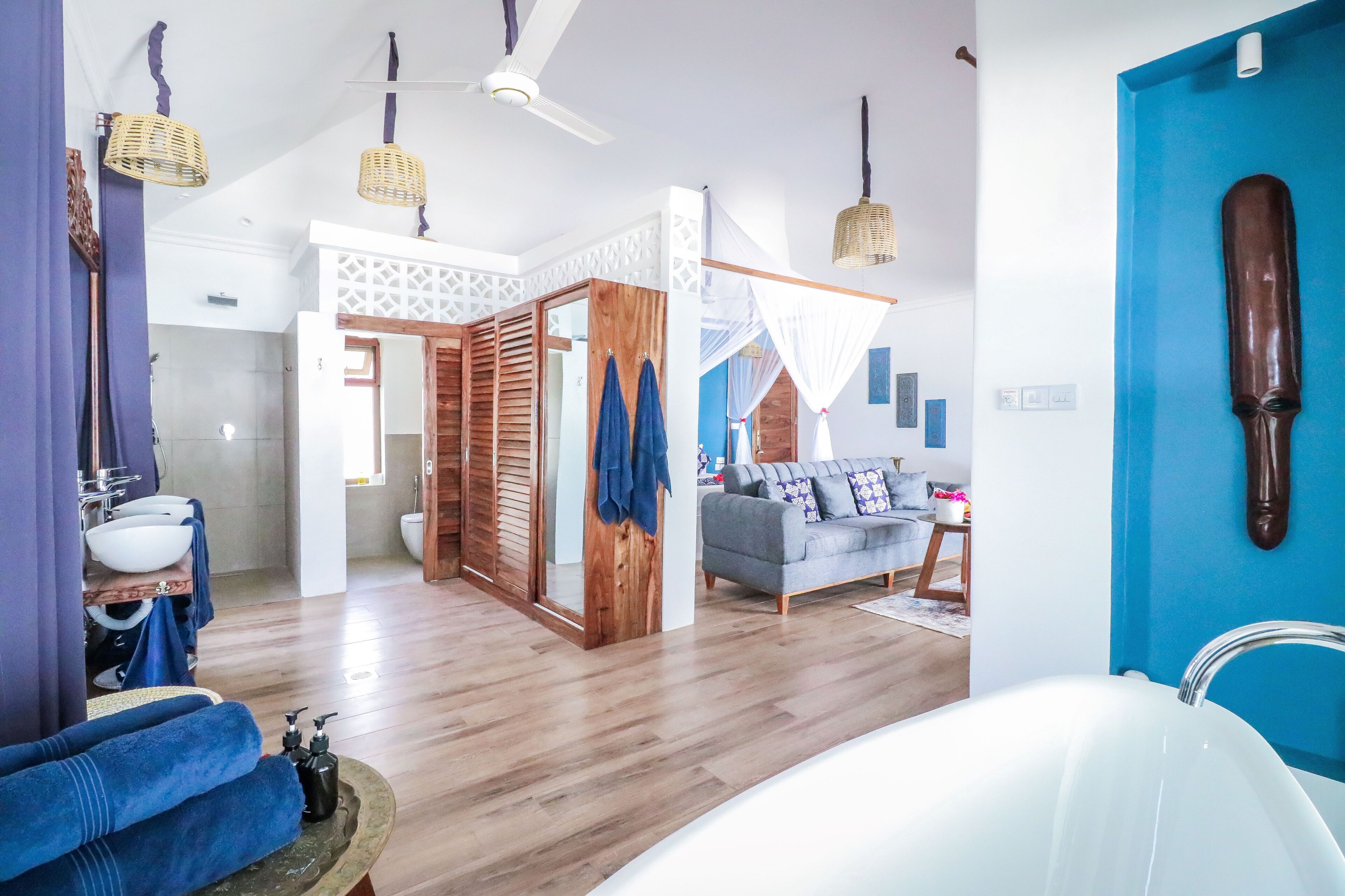 deluxe room | bathroom | free toiletries, hair dryer, towels, soap