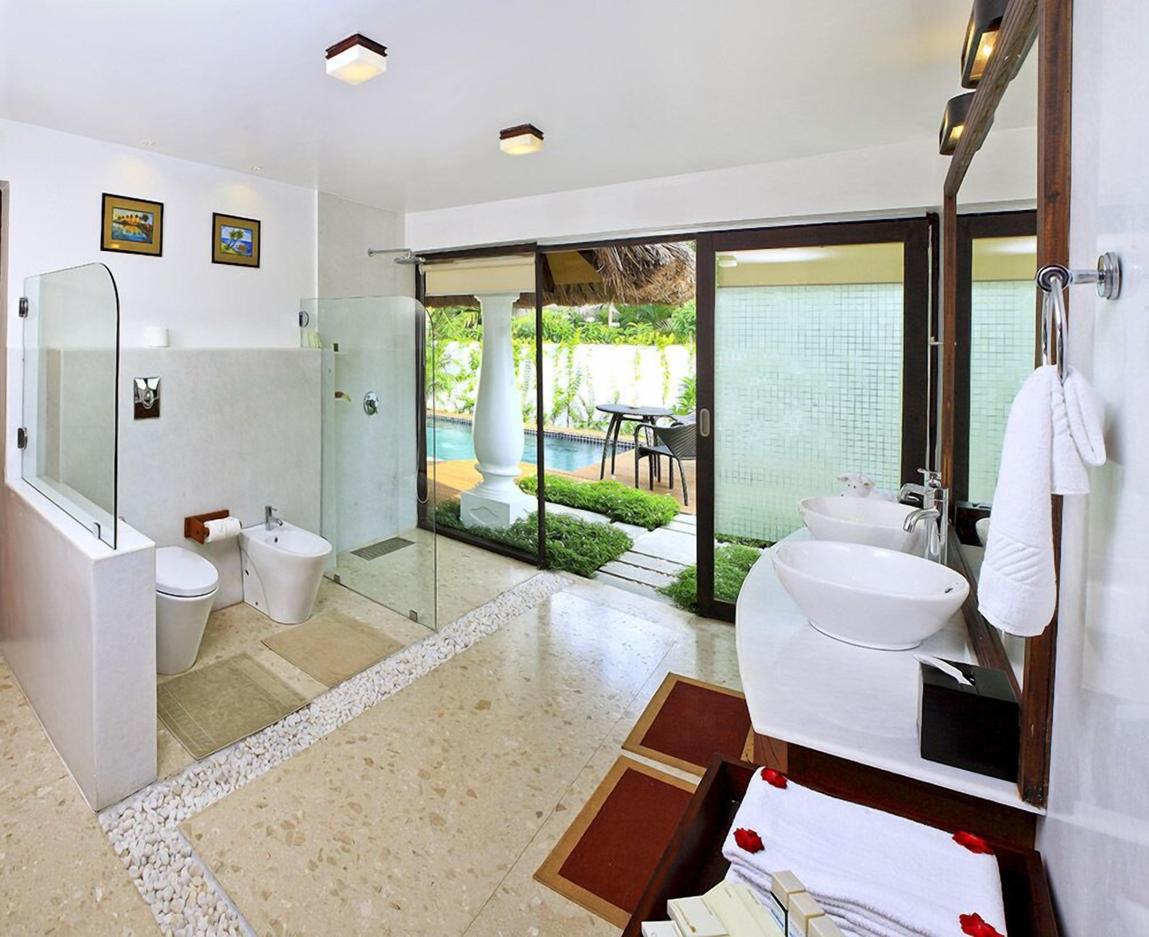 free toiletries, towels