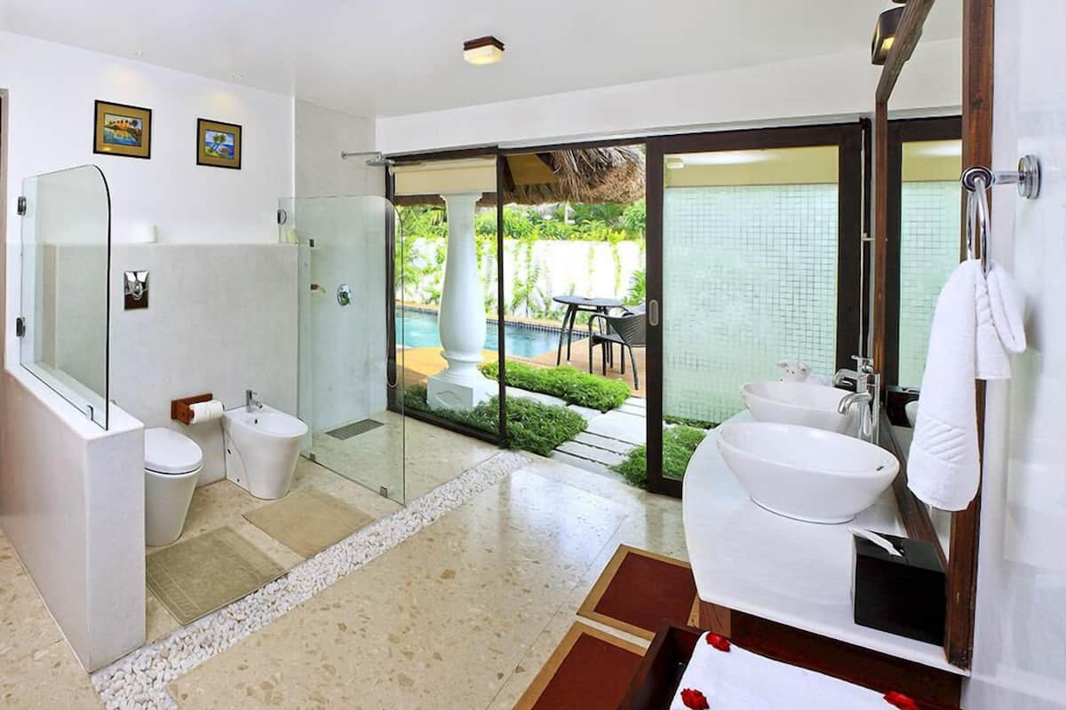 free toiletries, towels