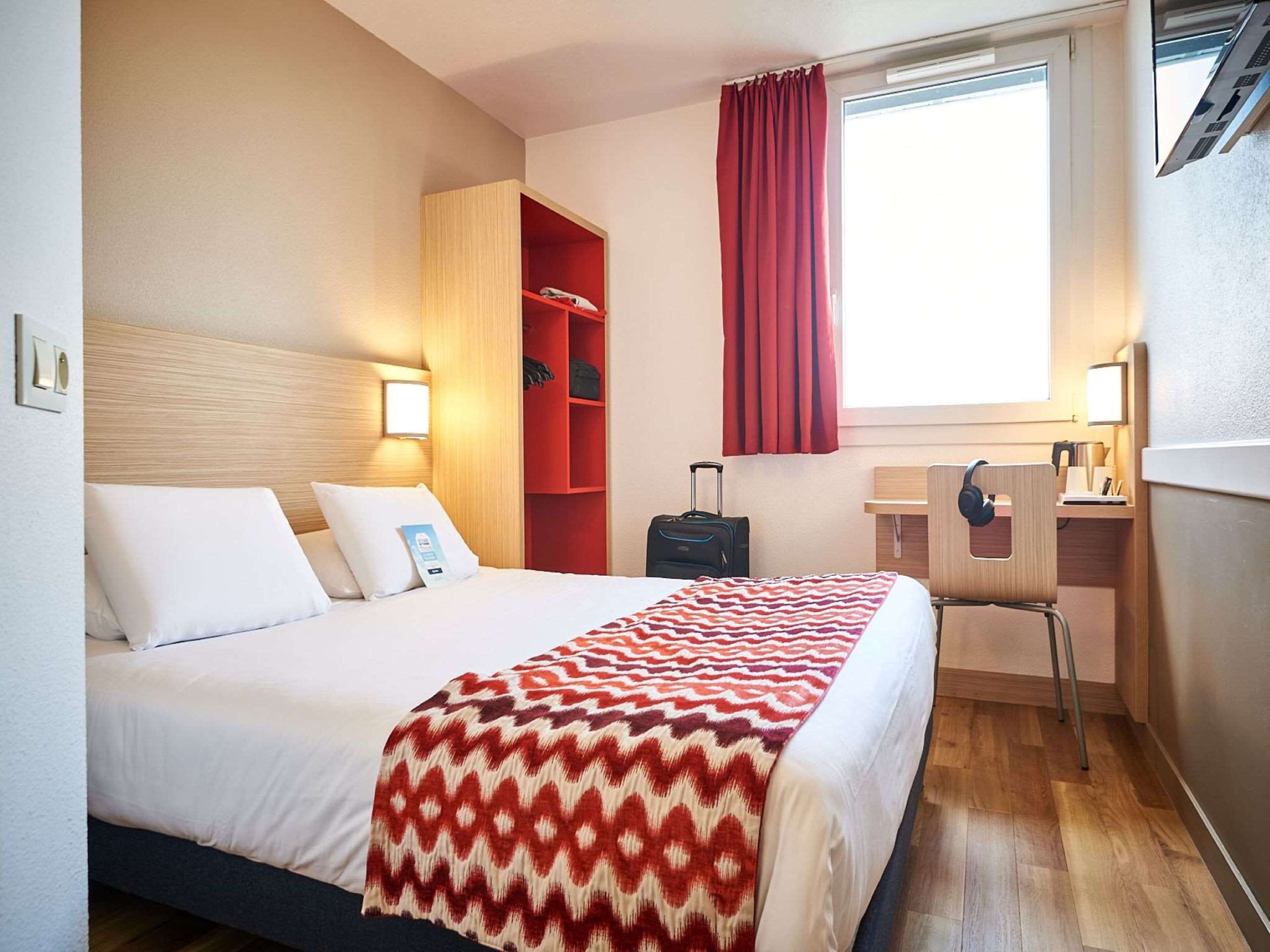 standard room, 1 double bed | desk, blackout curtains, soundproofing, iron/ironing board