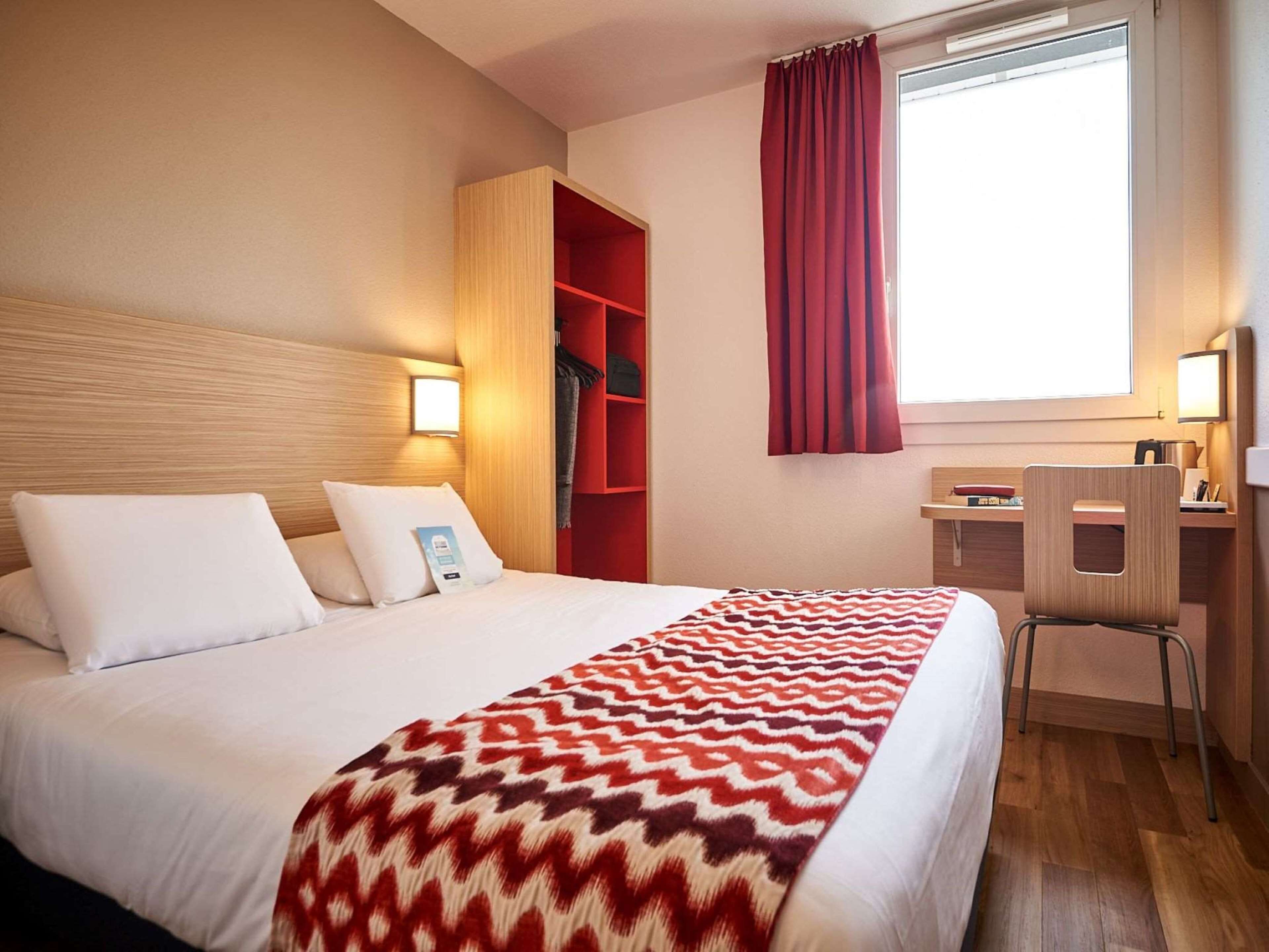 standard room, 1 double bed | desk, blackout curtains, soundproofing, iron/ironing board