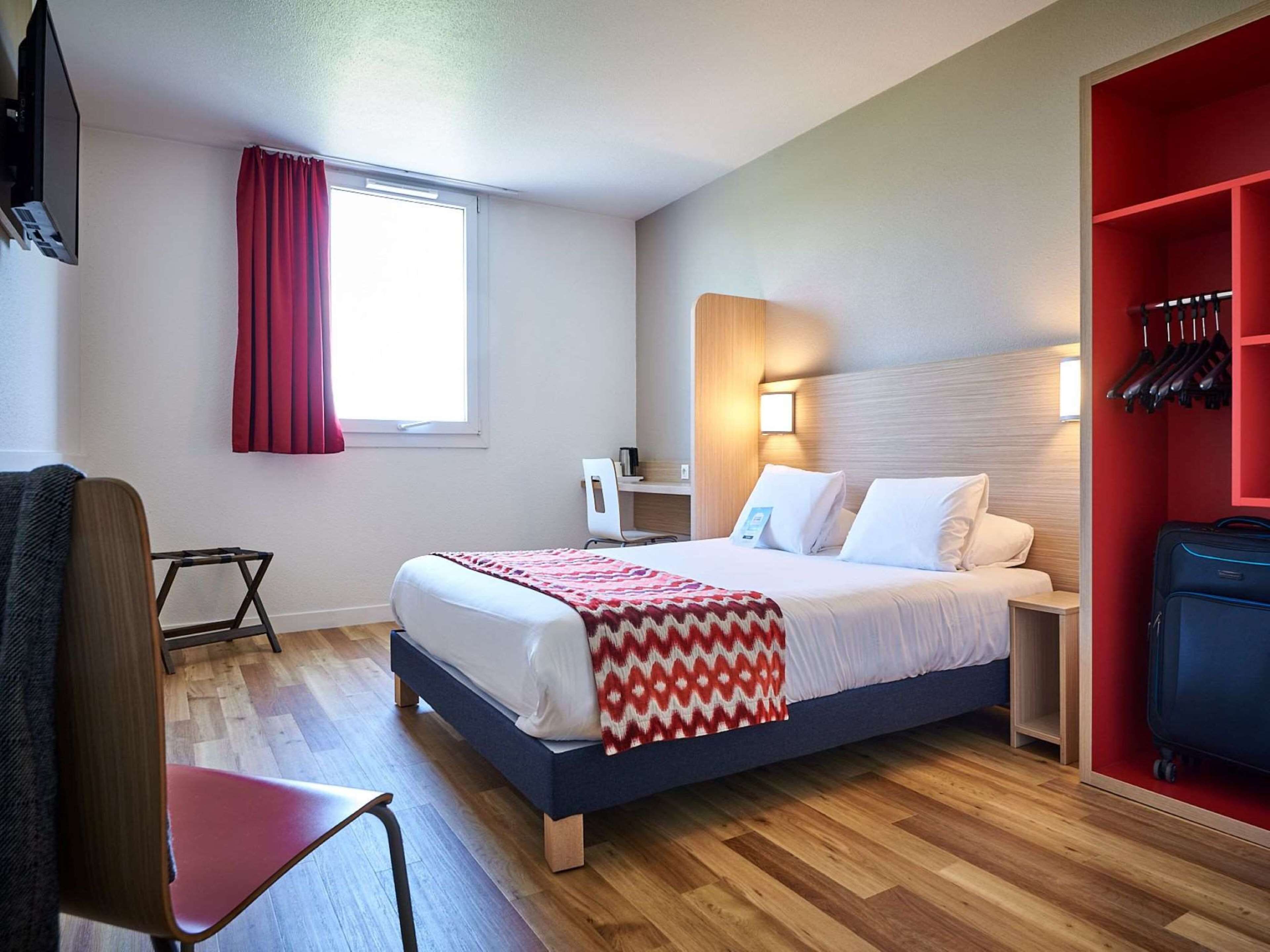 standard room, 1 double bed | desk, blackout curtains, soundproofing, iron/ironing board