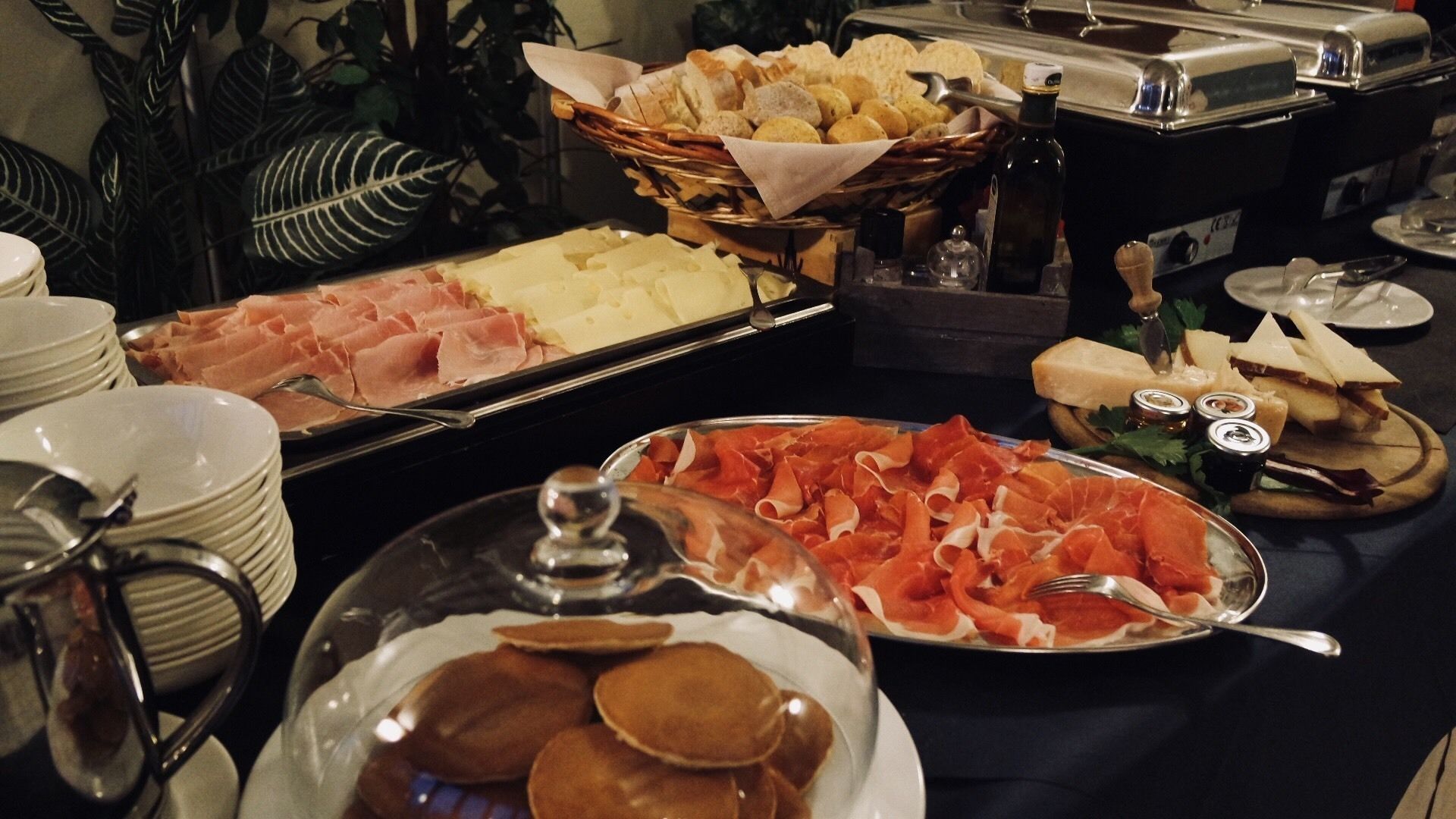 Un bufet amb diferents aliments, com ara pa, formatge i pastissos.