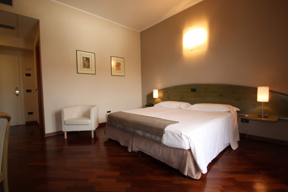 1 chambre, minibar, coffres-forts dans les chambres, bureau
