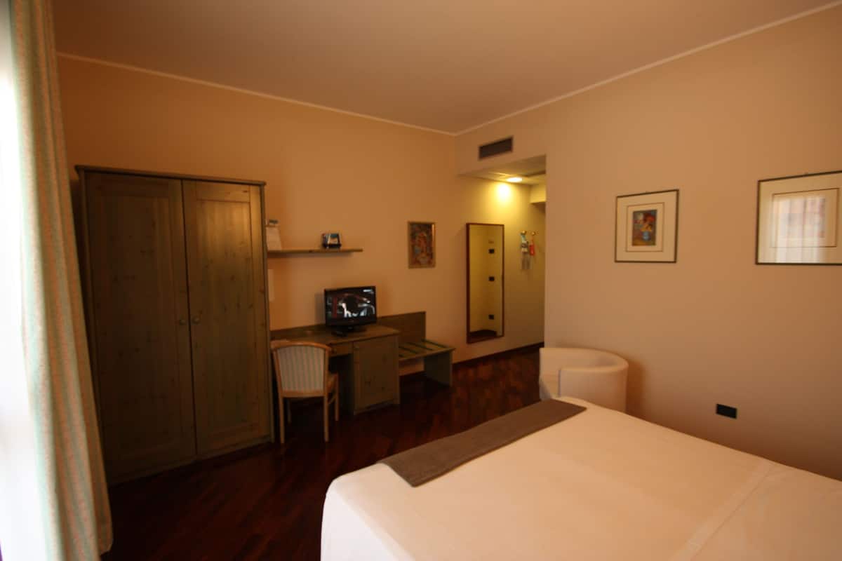1 chambre, minibar, coffres-forts dans les chambres, bureau