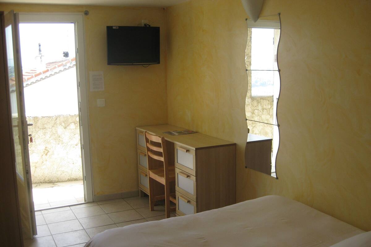 Basic-Einzelzimmer | Hochwertige Bettwaren, Betten mit Memory-Foam-Matratzen, Schreibtisch