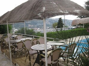 Frühstück, Mittagessen, französische Küche, Blick auf den Pool