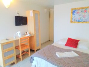 Classic-Doppelzimmer | Hochwertige Bettwaren, Betten mit Memory-Foam-Matratzen, Schreibtisch