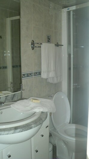 Dusche, kostenlose Toilettenartikel, Handtücher