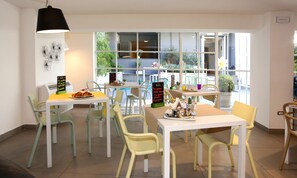 Superior Junior Suite Garden View | Opholdsområde | Fladskærms-tv