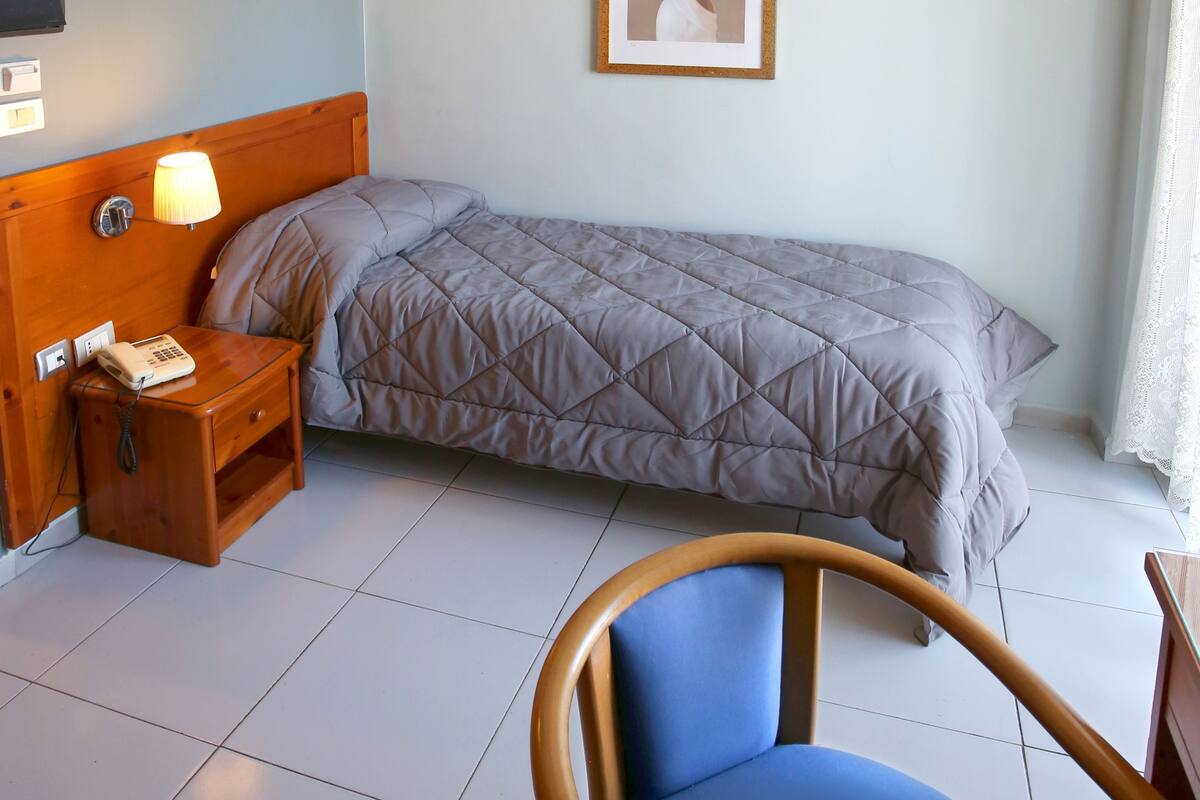 Standard Single Room, Garden View | Living area | Flat-screen TV