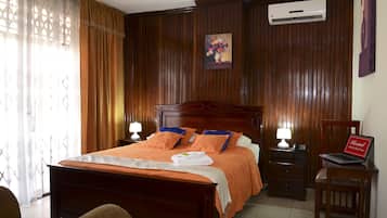 Habitación doble | Ropa de cama de alta calidad y edredones de plumas