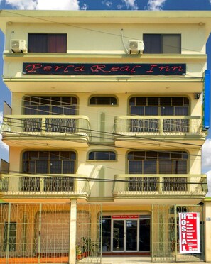 Outdoor pool - Hostal Perla Real Inn (Guayaquil)