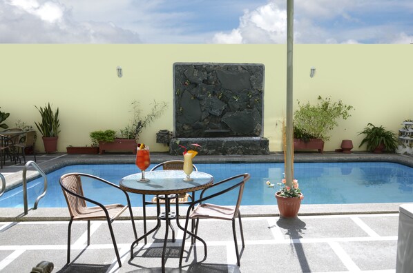 Outdoor pool - Hostal Perla Real Inn (Guayaquil)
