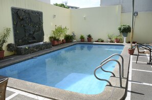 Outdoor pool - Hostal Perla Real Inn (Guayaquil)