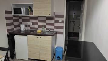 Large Apartment Hegedus Gyula utca 16 | Private kitchen | Fridge, microwave, stovetop, coffee/tea maker