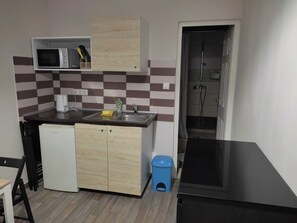 Large Apartment Hegedus Gyula utca 16 | Private kitchen | Fridge, microwave, stovetop, coffee/tea maker - Downtown Apartments (Budapest)
