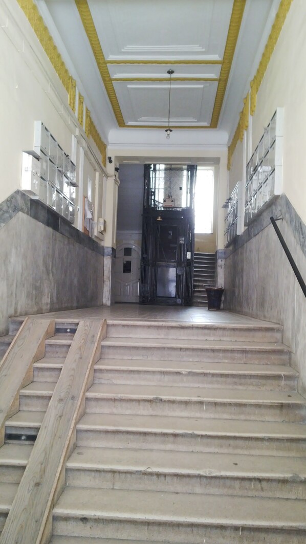 Small Apartment Hegedus Gyula utca 16 | Staircase - Downtown Apartments (Budapest)