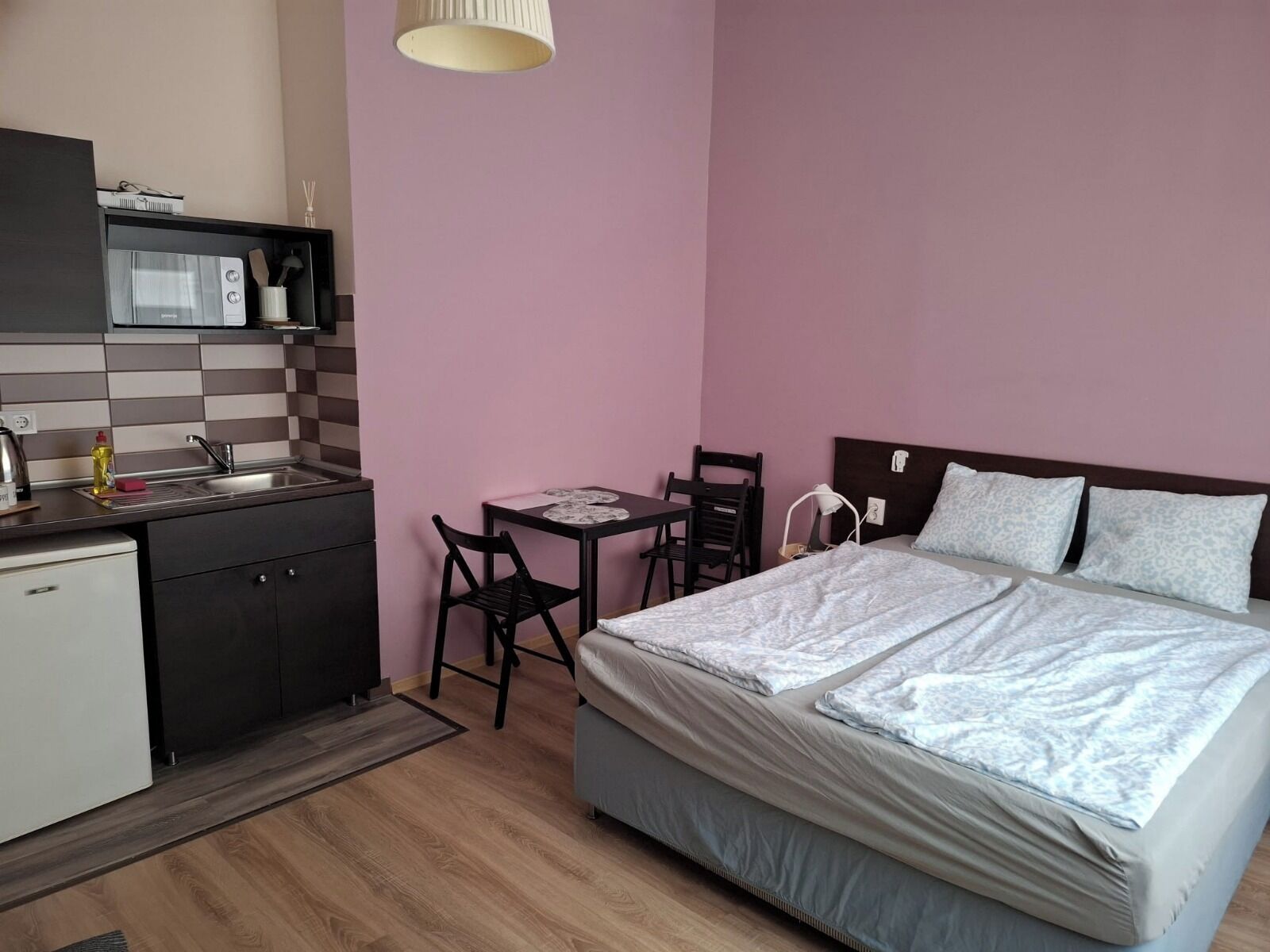 Cribs/infant beds, free WiFi