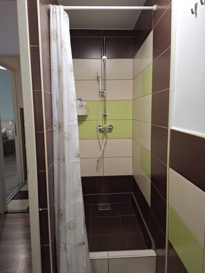 Small Apartment Hegedus Gyula utca 16 | Bathroom | Shower, hair dryer, towels - Downtown Apartments (Budapest)