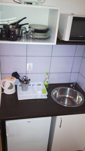 Geladeira, micro-ondas, cooktop, cafeteira/chaleira